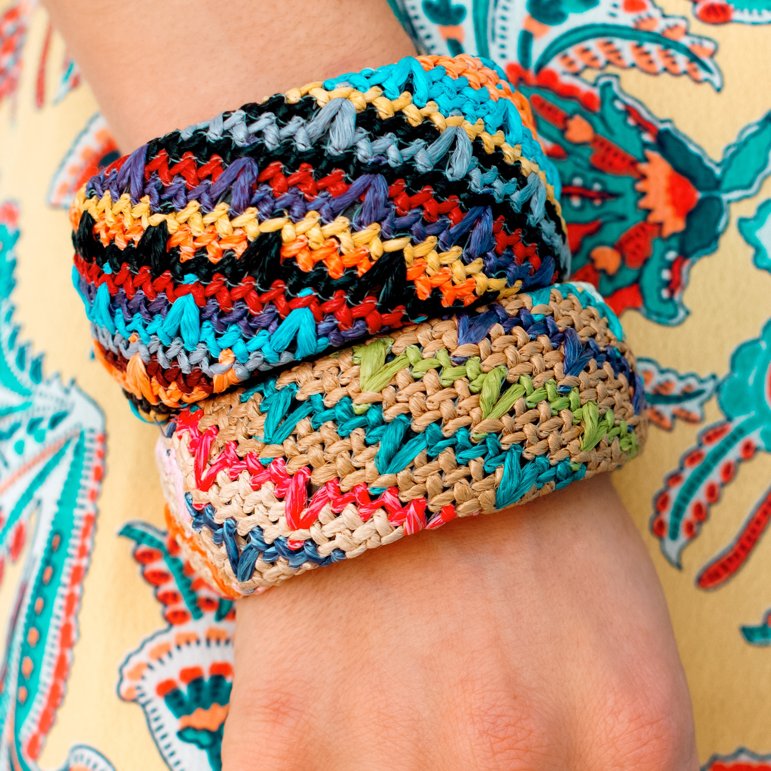 Pulsera artesanal de cuentas coloridas
