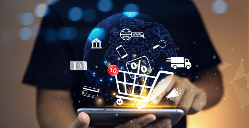 Imagen de una persona sujetando una tablet en la que se muestran diferetes iconos relacionados con el comercio electrónico